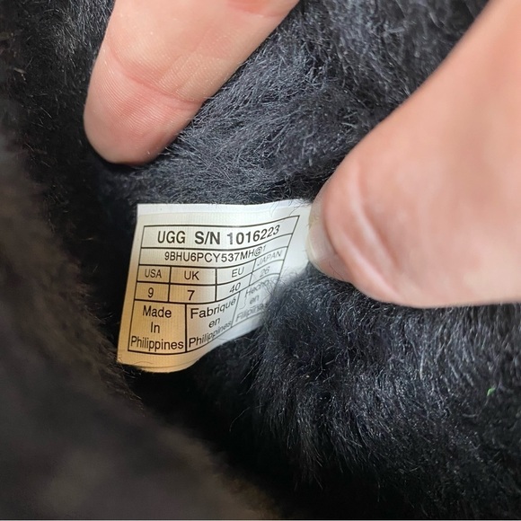 UGG Classic Short Black Winter Boot 9 - Picture 10 of 14